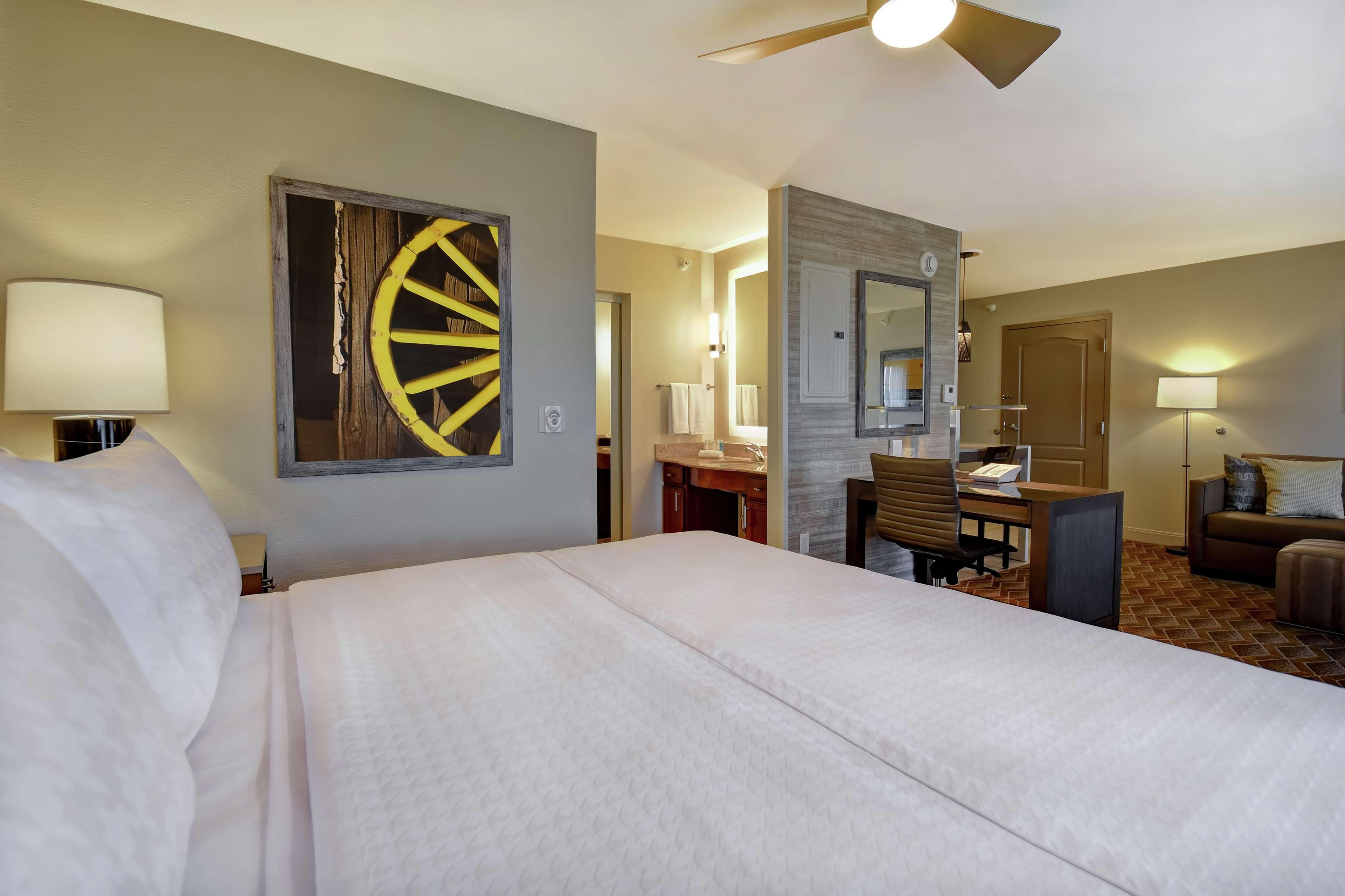Hotel Homewood By Hilton At The Waterfront Wichita